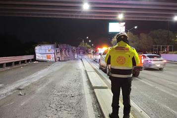 Vuelca tr&aacute;iler en Morones Prieto