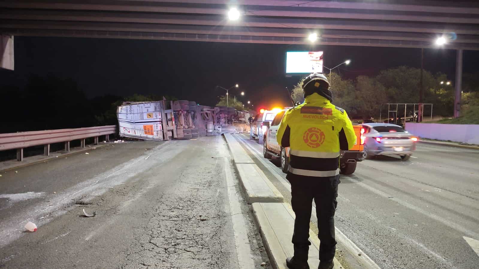 Un tr&aacute;iler que transportaba leche volc&oacute; en la Avenida Morones a la altura de la zona centro de Guadalupe, sin que se reportaran lesionados.