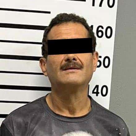 Tras protagonizar una persecuci&oacute;n por la Carretera Nacional y calles de la Colonia Los Fierros, dos hombres que viajaban en una motocicleta sin placas y sin casco de seguridad, fueron detenidos por la Polic&iacute;a de Santiago por la probable comisi&oacute;n de delitos contra la salud.