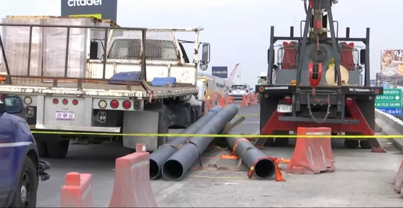 Un trabajador termin&oacute; con lesiones graves, despu&eacute;s de desplomarse tres tubos de acero sobre su cuerpo, al realizar una mala maniobra, cuando pretend&iacute;a descargarlo de un cami&oacute;n de plataforma.