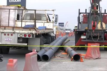 Caen tubos de acero sobre trabajador