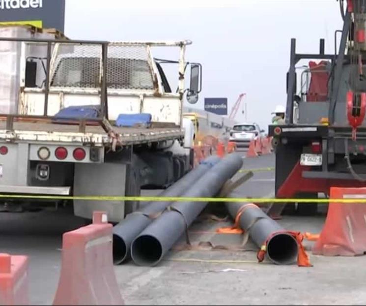 Caen tubos de acero sobre trabajador