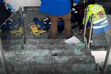 Sufre mujer ca&iacute;da en plaza comercial