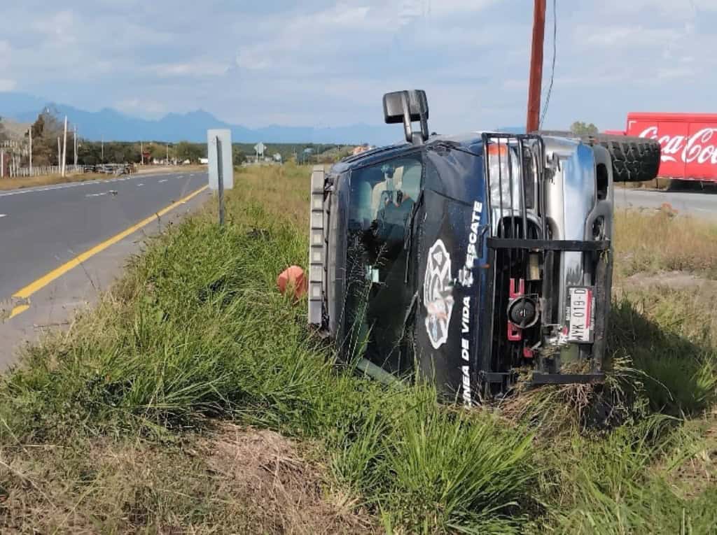 Dos brigadistas de una corporaci&oacute;n de auxilio voluntario, resultaron con algunas lesiones al volcar su unidad de rescate, en un tramo de la carretera Nacional, en el municipio de Montemorelos.