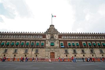 Presenta Comisión a Sheinbaum borrador de la reforma electoral