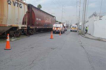 Impacta tren a veh&iacute;culo