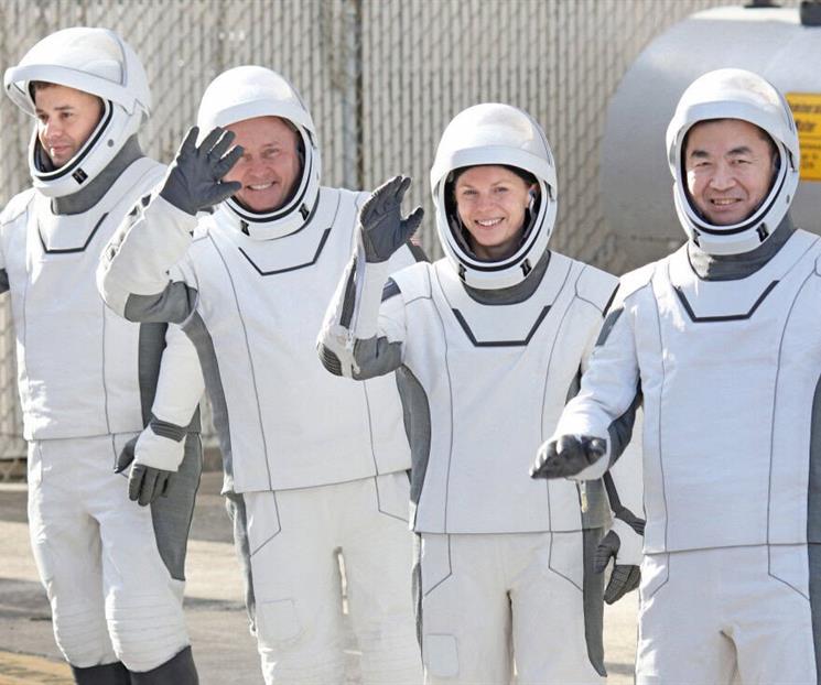 Regresan cuatro astronautas de la EEI por emergencia m&eacute;dica