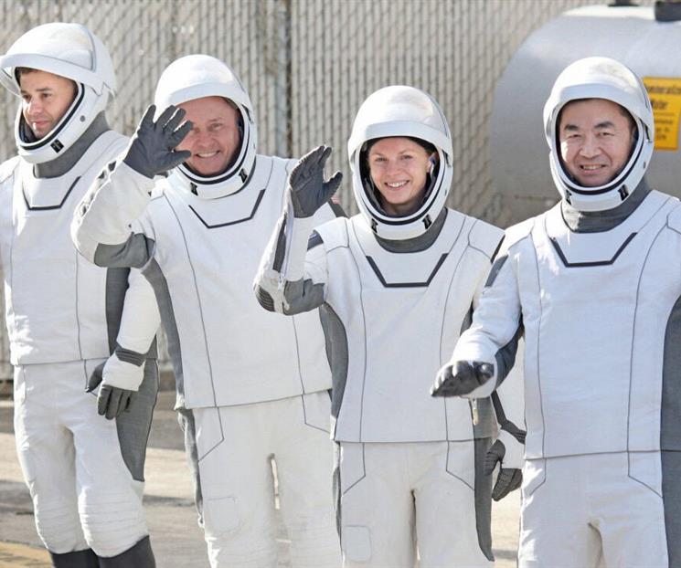 Regresan cuatro astronautas de la EEI por emergencia m&eacute;dica