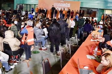 Acercan tr&aacute;mites y servicios