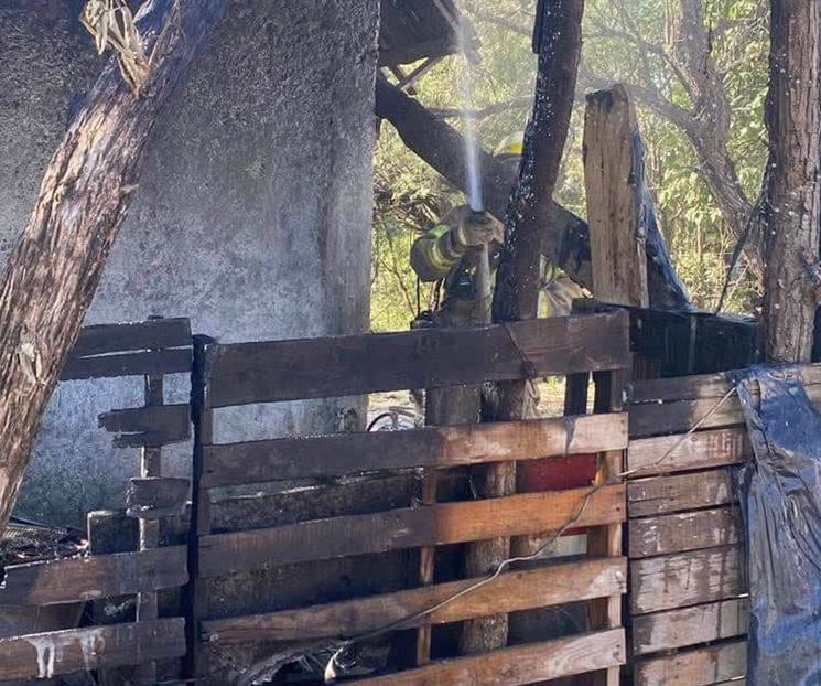 Sofocan incendio en vivienda
