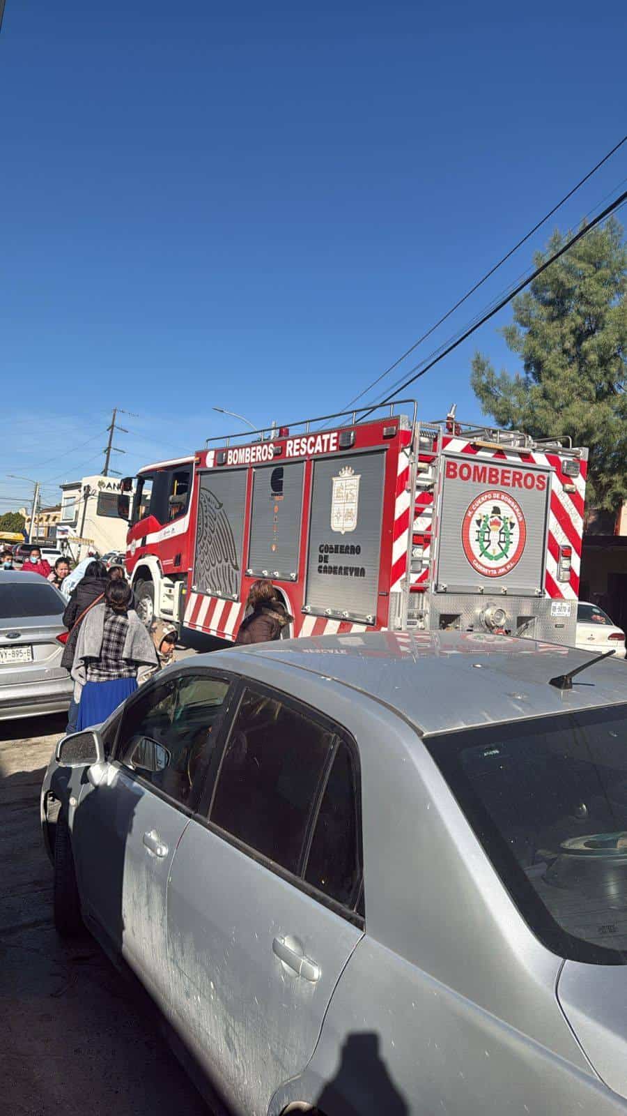 Personal m&eacute;dicos y familiares de pacientes de la cl&iacute;nica 14 del IMSS ubicada en el municipio de Cadereyta, fueron evacuados, al registrarse un conato de incendio en el techo del inmueble.