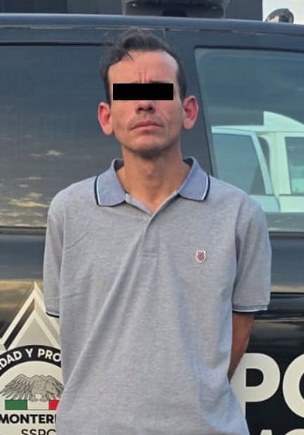 Un hombre que viajaba en una bicicleta, fue detenido por oficiales de la Polic&iacute;a de Monterrey, luego de que al revisarlo le encontraron hierba verde similar a la mariguana; adem&aacute;s, se presume que es el mismo que ha robado accesorios de varios veh&iacute;culosestacionados en la Colonia Bella Vista.