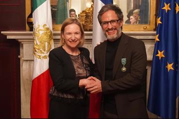 Gael Garc&iacute;a recibe la Orden de las Artes y las Letras de Francia