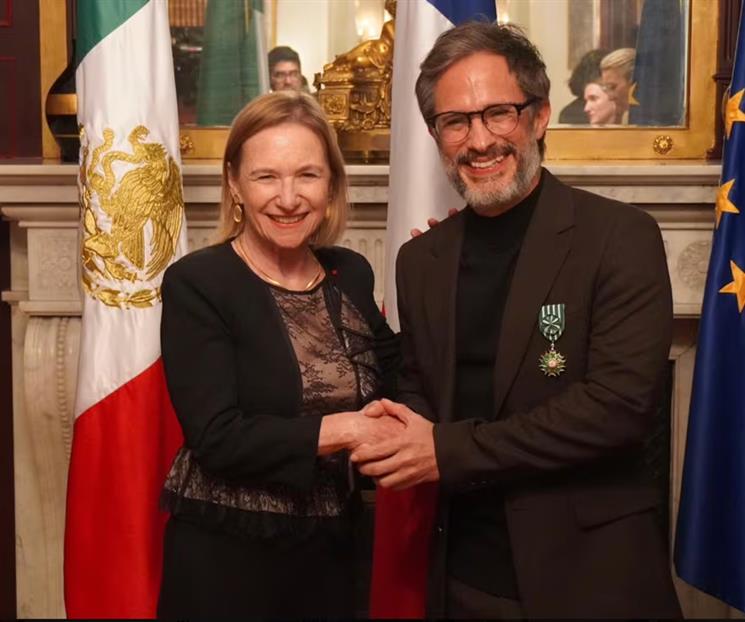 Gael Garc&iacute;a recibe la Orden de las Artes y las Letras de Francia
