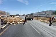 Vuelca tr&aacute;iler cargado con barrotes