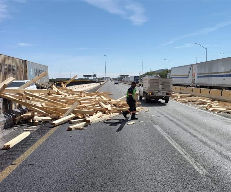 Vuelca tr&aacute;iler cargado con barrotes