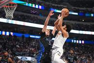 Vencen Nuggets a Mavericks