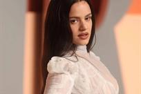 Captan a Rosal&iacute;a de la mano de modelo francesa en Par&iacute;s