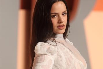 Captan a Rosal&iacute;a de la mano de modelo francesa en Par&iacute;s