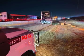 Se impacta tr&aacute;iler contra muro