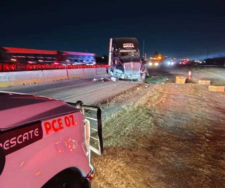 Se impacta tr&aacute;iler contra muro
