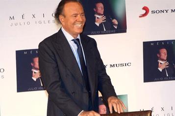Julio Iglesias responde a acusaciones de abuso sexual en su contra