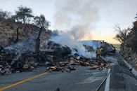 Chocan dos tr&aacute;ileres y se incendian