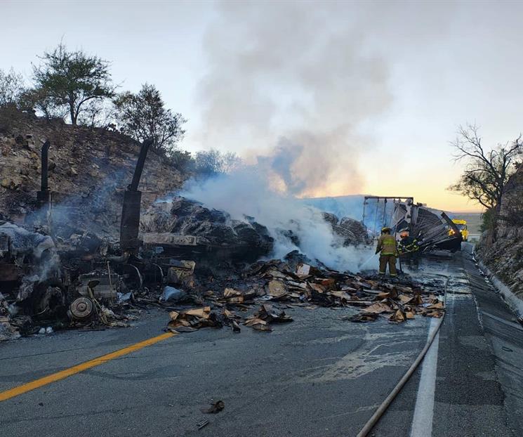 Chocan dos tr&aacute;ileres y se incendian