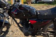 Presume moto robada; lo detienen