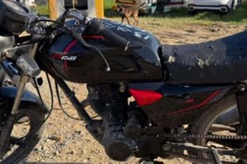 Presume moto robada; lo detienen