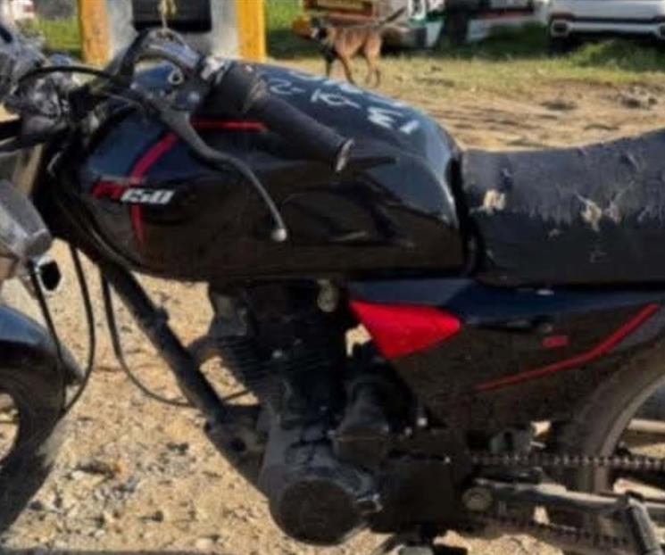 Presume moto robada; lo detienen