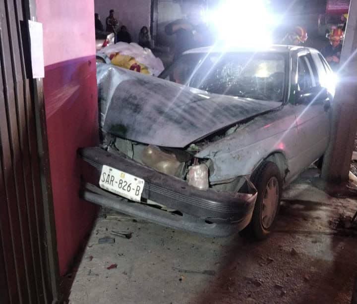 Impacta auto contra vivienda