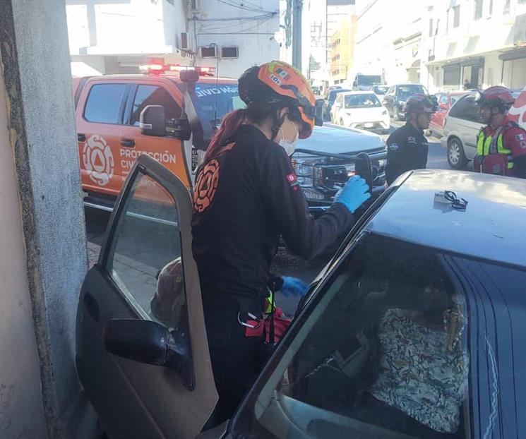 Resulta mujer herida en choque