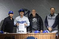 Firma Roberto Saucedo Junior con los Dodgers
