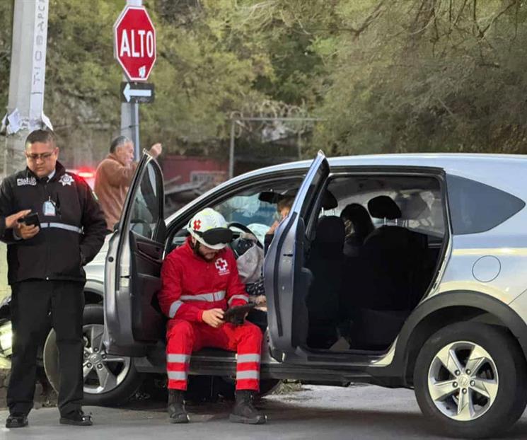 Pierde los frenos y se impacta en poste