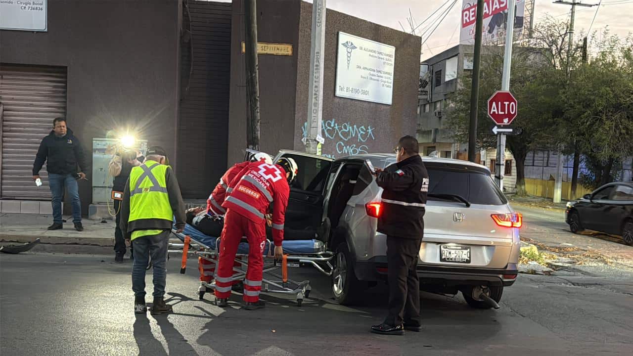 Luego de que presuntamente se quedara sin frenos, una camioneta se estrell&oacute; contra un poste de concreto de la Comisi&oacute;n Federal de Electricidad, ayer en calles de la Colonia Independencia, donde result&oacute; lesionada la conductora, su hija y su nieta.