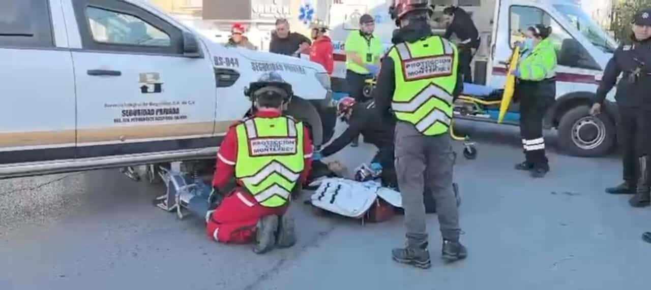 Una mujer de la tercera edad fue atropellada por una unidad de Servicio Integral de Seguridad y qued&oacute; pensada bajo el mismo, ayer en el Fraccionamiento Bernardo Reyes, en Monterrey.