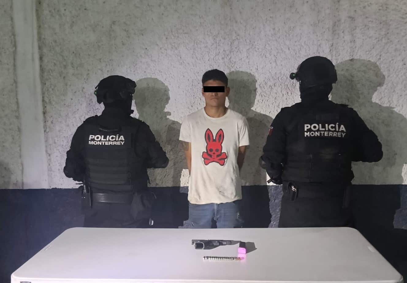 Un joven fue detenido por oficiales de la Polic&iacute;a de Monterrey, al presuntamente encontrarle en su poder un arma de fuego y un cargador con 17 cartuchos h&aacute;biles, la noche del juevesen la Colonia Industrial.