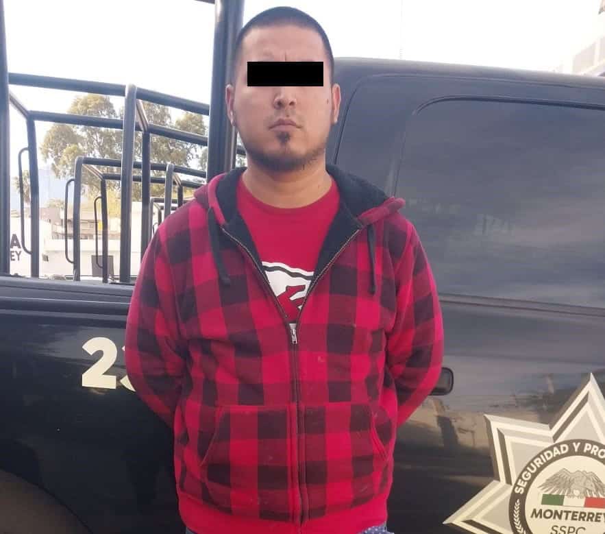 En el momento en que manejaba un auto con reporte de robo a una tienda de conveniencia y adem&aacute;s llevaba 30 cigarrillos de marihuana, un hombre fue detenido por elementos de la Polic&iacute;a de Monterrey, en la Colonia Obrera.