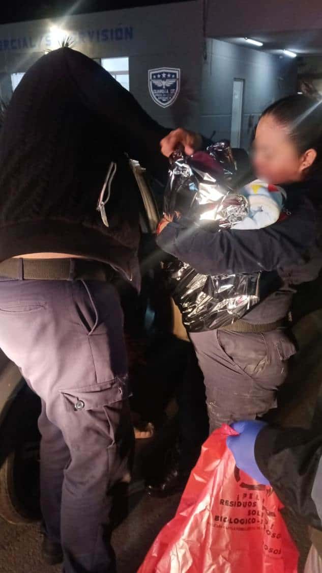 Elementos de la Secretar&iacute;a de Seguridad P&uacute;blica y Vialidad de Apodaca (SSPYV) auxiliaron la madrugada de ayer a una joven de 19 a&ntilde;os que no alcanz&oacute; llegar al hospital y dio a luz en una delegaci&oacute;n policiaca.