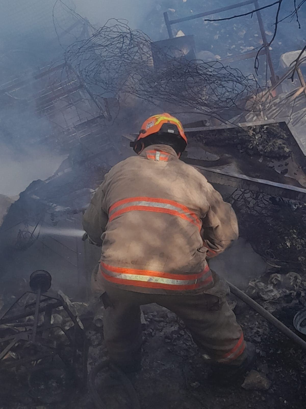 El incendio de un domicilio moviliz&oacute; a elementos de rescate y bomberos, ayer por la ma&ntilde;ana en el municipio de Ju&aacute;rez, evacu&aacute;ndose a seis personas.
