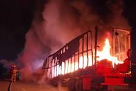 Acaba incendio con tr&aacute;iler