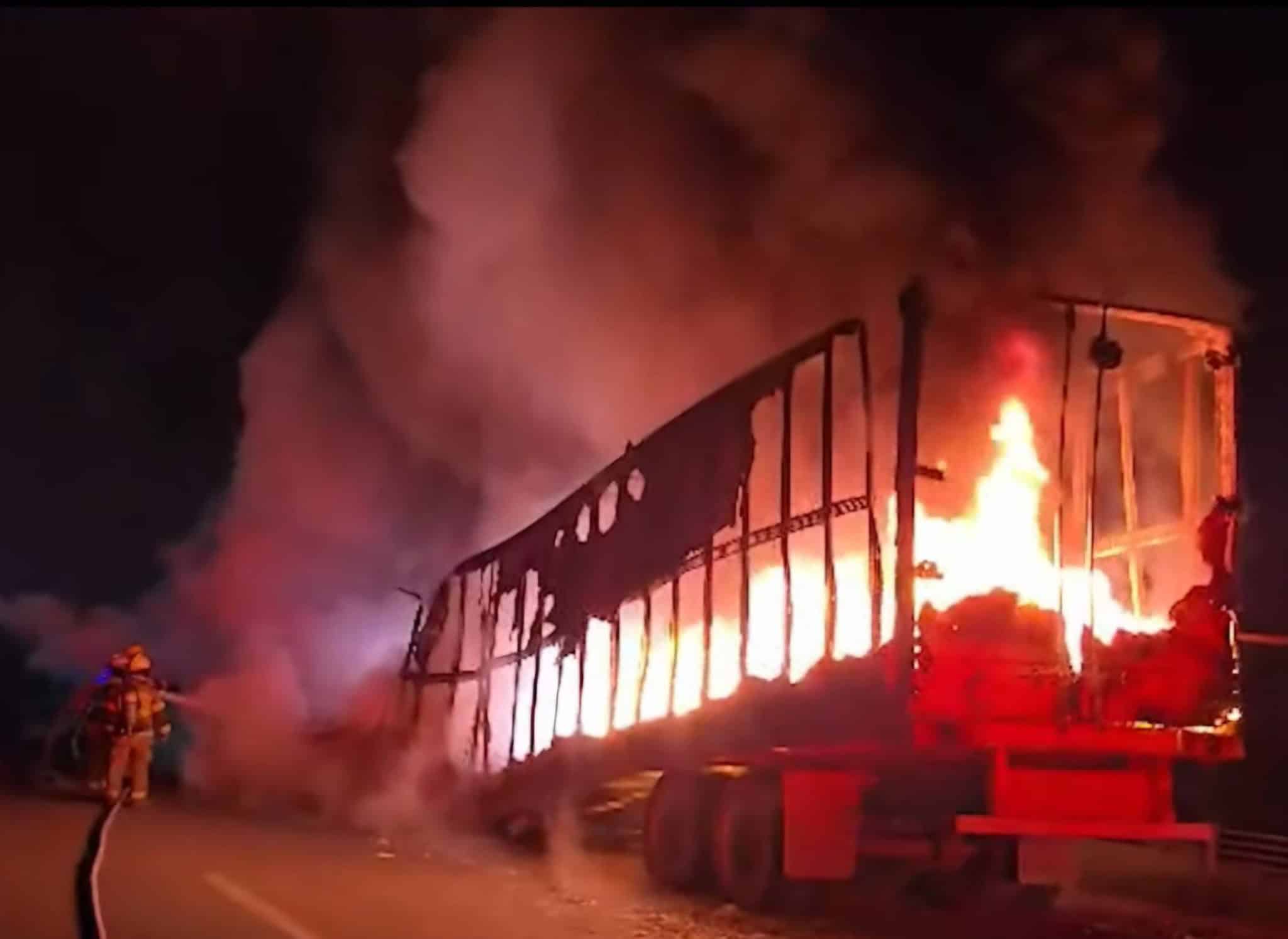 Un tr&aacute;iler cargado con partes automotrices, se incendi&oacute; por completo, debido a una falla mec&aacute;nica, en el municipio de Apodaca.