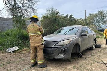 Sale volando llanta de auto
