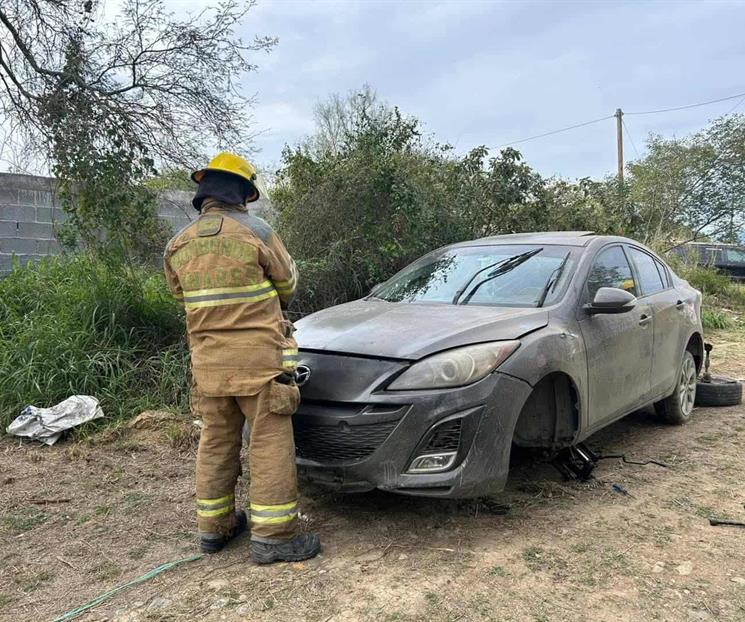 Sale volando llanta de auto