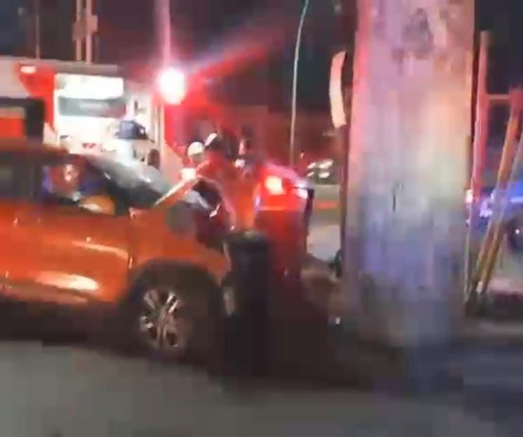 Muere conductor tras estrellarse contra poste en Monterrey