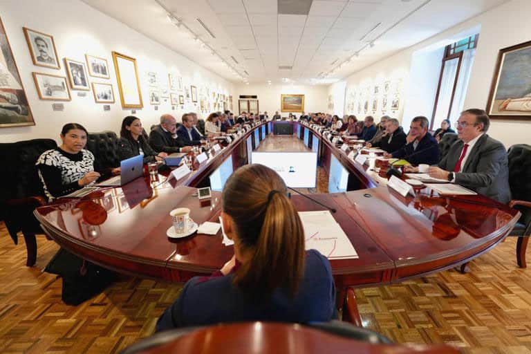 Dialoga Sheinbaum con economistas en Palacio