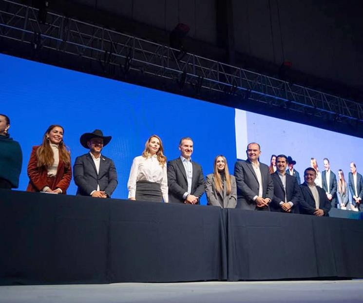 Egresan 900 alumnos en la tercera generaci&oacute;n de la Prepa Regia
