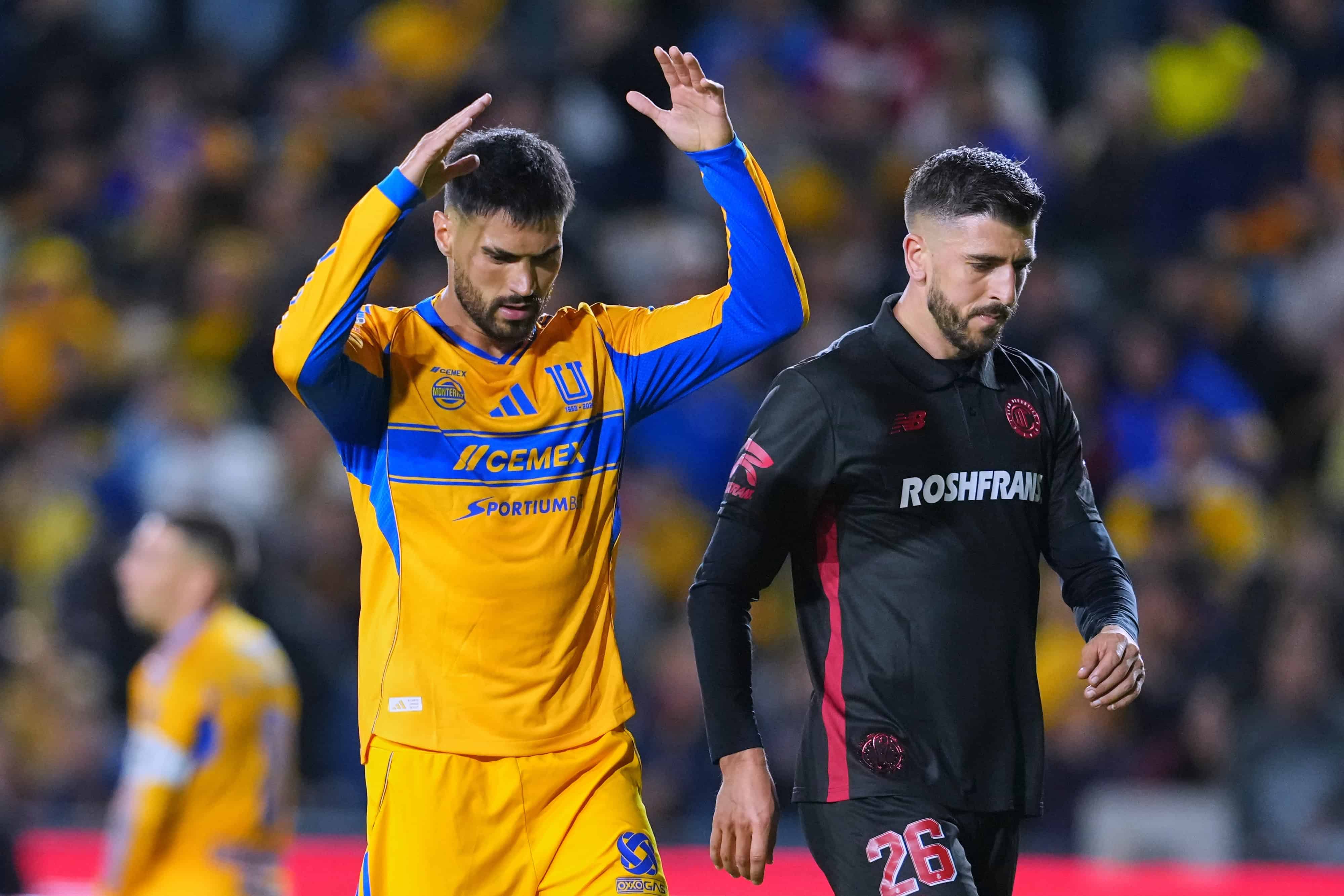 Juan S&aacute;nchez Purata se va expulsado.