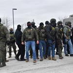 Alista Pent&aacute;gono 1,500 soldados para desplegar en Minneapolis